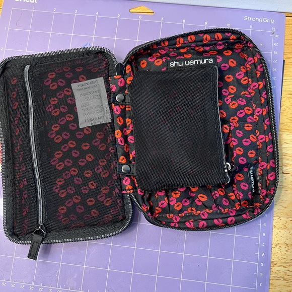 Shu Uemura Lip Pattern Cosmetic Organizer - Picture 2 of 6